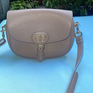Dior 30 montage taupe worn 1 time. Great every day purse.
